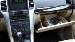 Chevrolet Captiva - galeria redakcyjna - schowek przedni otwarty