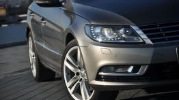 Volkswagen CC Coupe 2.0 TDI CR DPF 177KM - galeria redakcyjna - prawy przedni reflektor - wyłączony