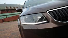 Skoda Octavia III Kombi 1.8 180KM - galeria redakcyjna - prawy przedni reflektor - włączony