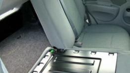Chevrolet Aveo 1.4 16V SX (5d.) - tylna kanapa złożona, widok z boku