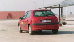 Peugeot 206 XT 1.4 16V (88 KM) - tył - reflektory wyłączone