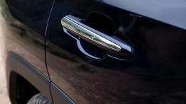 Toyota RAV4 2.5 Hybrid Dynamic Force 218 KM - galeria redakcyjna - klamka przód