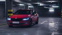 Skoda Superb 2.0 TSI 220 KM Sportline - galeria redakcyjna - widok z przodu