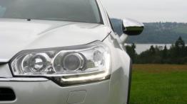Citroen C5 III CrossTourer 2.2 HDi - galeria redakcyjna - lewy przedni reflektor - włączony