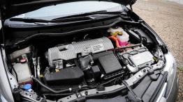 Toyota Auris II Touring Sports - galeria redakcyjna - maska otwarta