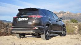 Toyota RAV4 (2016) - galeria redakcyjna - widok z tyłu