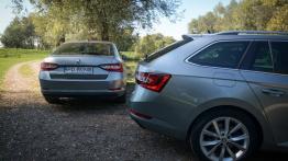 Skoda Superb Limousine vs Combi - galeria redakcyjna - widok z tyłu