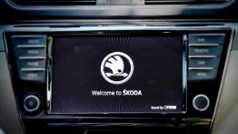 Skoda Superb III Combi - galeria redakcyjna - ekran systemu multimedialnego