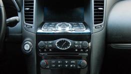 Infiniti FX II Crossover Facelifting 5.0 V8 390KM - galeria redakcyjna - konsola środkowa