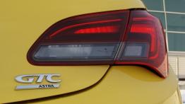 Opel Astra J GTC - galeria redakcyjna - prawy tylny reflektor - włączony