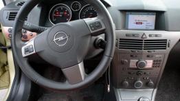 Opel Astra H Kombi 1.9 CDTI ECOTEC 120KM - galeria redakcyjna - kokpit