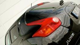 Nissan Juke SUV 1.6i 117KM - galeria redakcyjna - lewy tylny reflektor - wyłączony