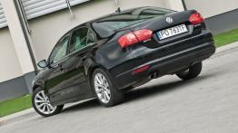 Volkswagen Jetta VI Sedan 2.0 TDI CR DPF 140KM - galeria redakcyjna - widok z tyłu