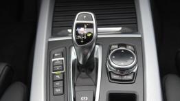 BMW X5 F15 - galeria redakcyjna - tunel środkowy między fotelami