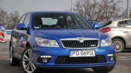 Skoda Octavia RS - na parkingu - galeria redakcyjna - przód - reflektory wyłączone