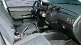 Mitsubishi Lancer 1.6 Comfort Plus - widok ogólny wnętrza z przodu