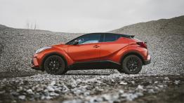 Toyota C-HR 2.0 Hybrid Dynamic Force 184 KM - galeria redakcyjna - prawy bok