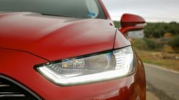 Ford Mondeo V - galeria redakcyjna - lewy przedni reflektor - włączony