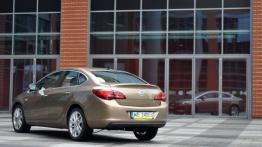 Opel Astra J Sedan 1.7 CDTI ECOTEC 130KM - galeria redakcyjna - widok z tyłu