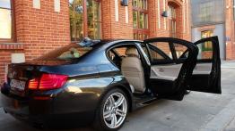 BMW Seria 5 F10-F11 Limuzyna M550d xDrive 381KM - galeria redakcyjna - bok - inne ujęcie