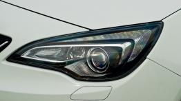 Opel Cascada 1.6 SIDI Turbo 170KM - galeria redakcyjna - lewy przedni reflektor - wyłączony