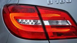 Mercedes Klasa B W246 Sports Tourer 180 BlueEFFICIENCY 122KM - galeria redakcyjna - lewy tylny refle