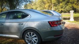 Skoda Superb Limousine vs Combi - galeria redakcyjna - widok z tyłu