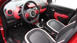 Renault Twingo III 0.9 TCe 90KM - galeria redakcyjna - widok ogólny wnętrza z przodu