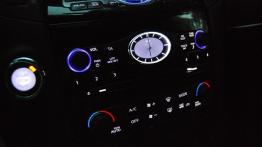 Infiniti FX II Crossover Facelifting 5.0 V8 390KM - galeria redakcyjna - konsola środkowa