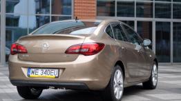 Opel Astra J Sedan 1.7 CDTI ECOTEC 130KM - galeria redakcyjna - widok z tyłu