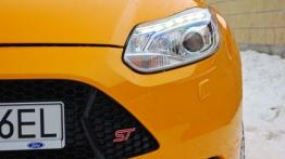 Ford Focus III Hatchback 5d 2.0 EcoBoost 250KM - galeria redakcyjna - lewy przedni reflektor - włącz