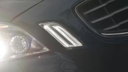 Volvo V60 Kombi 2.0 D3 163KM - galeria redakcyjna - prawy przedni reflektor - włączony