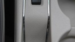 Renault Fluence Facelifting dCi - galeria redakcyjna - tunel środkowy między fotelami