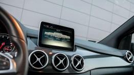 Mercedes Klasa B 200 (2016) - galeria redakcyjna - ekran systemu multimedialnego