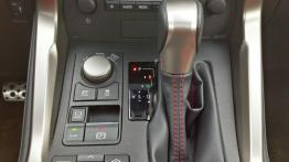 Lexus NX 300h 2.5 Hybrid 197 KM - galeria redakcyjna - dźwignia zmiany biegów