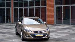Opel Astra J Sedan 1.7 CDTI ECOTEC 130KM - galeria redakcyjna - widok z przodu