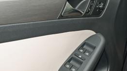 Volkswagen Jetta VI Sedan 2.0 TDI CR DPF 140KM - galeria redakcyjna - drzwi kierowcy od wewnątrz