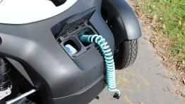 Renault Twizy - galeria redakcyjna - gniazdo ładowania w pasie przednim