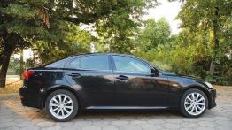 Lexus IS 220d - prawy bok