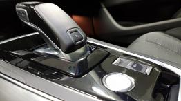 Peugeot 308 1.2 PureTech 130 KM - galeria redakcyjna - dźwignia zmiany biegów