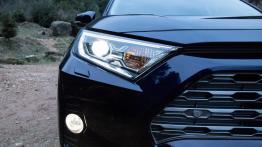 Toyota RAV4 2.5 Hybrid Dynamic Force 218 KM - galeria redakcyjna - prawy przedni reflektor - w??czon