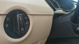 Skoda Octavia Kombi 1.5 TSI 150 KM - galeria redakcyjna - manetka do sterowania ?wiat?ami