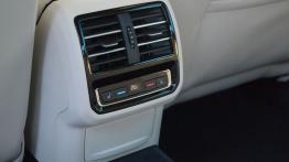 Volkswagen Passat B8 w Sardynii - galeria redakcyjna - panel sterowania klimatyzacją z tyłu