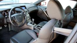 Hyundai Genesis Coupe Facelifting 3.8 V6 347KM - galeria redakcyjna - widok ogólny wnętrza z przodu