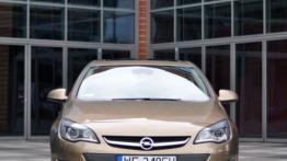 Opel Astra J Sedan 1.7 CDTI ECOTEC 130KM - galeria redakcyjna - widok z przodu