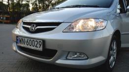 Honda City - przód - reflektory włączone