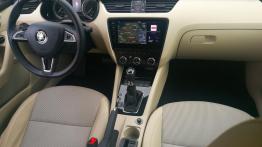 Skoda Octavia Kombi 1.5 TSI 150 KM - galeria redakcyjna - widok ogólny wnętrza z przodu