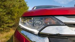 Mitsubishi Outlander Facelifting (2016) - galeria redakcyjna - prawy przedni reflektor - wyłączony
