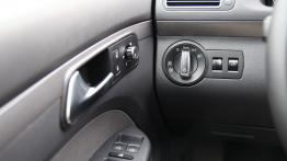 Volkswagen Cross Touran 2.0 TDI 177KM - galeria redakcyjna - panel sterowania pod kierownicą