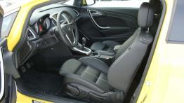 Opel Astra J GTC - galeria redakcyjna - widok ogólny wnętrza z przodu